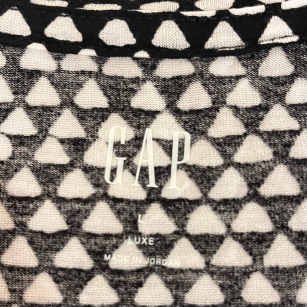 🆕- GAP- Black & White Luxe Tee Geometric
Short Sleeve Knit Tee. Size: Large - Picture 7 of 8